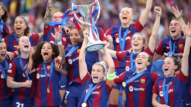 Alexia Putellas levanta al cielo de Bilbao la tercera Champions del Barça. Foto: EFE