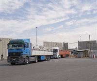 Decenas de camiones de ayuda entran a la franja de Gaza desde Egipto