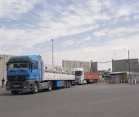 Laguntza daramaten dozenaka kamioi sartu dira Egiptotik Gazan, Kerem Shalom pasabidetik