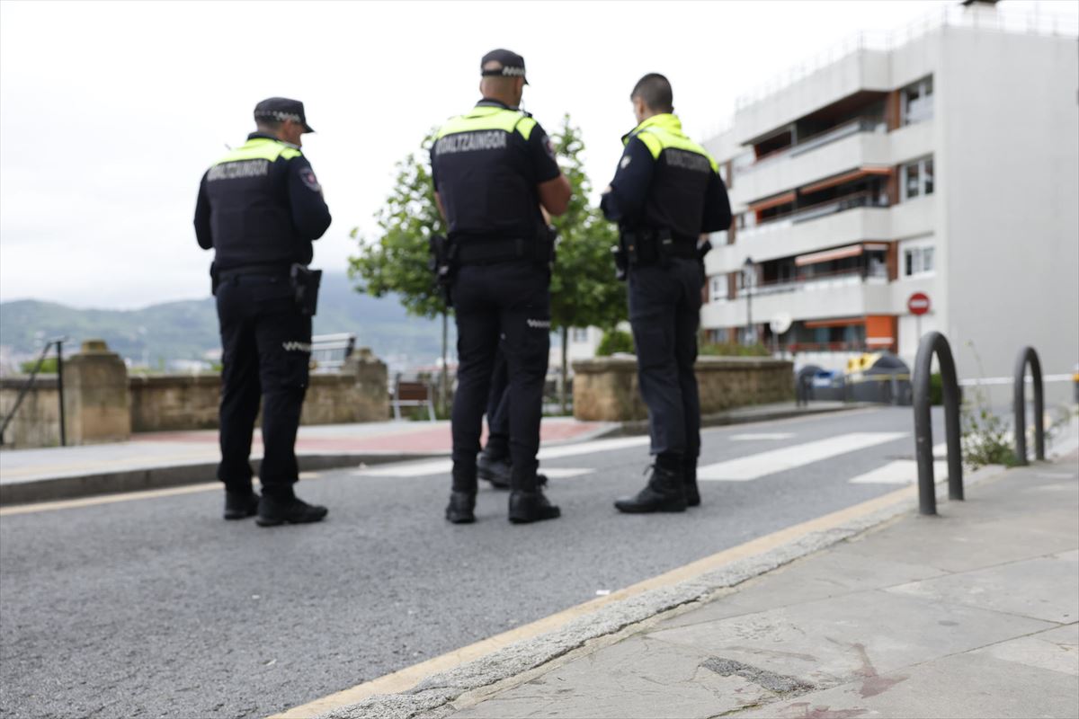 Agentes de la Policía Local de Getxo en el lugar del apuñalamiento
