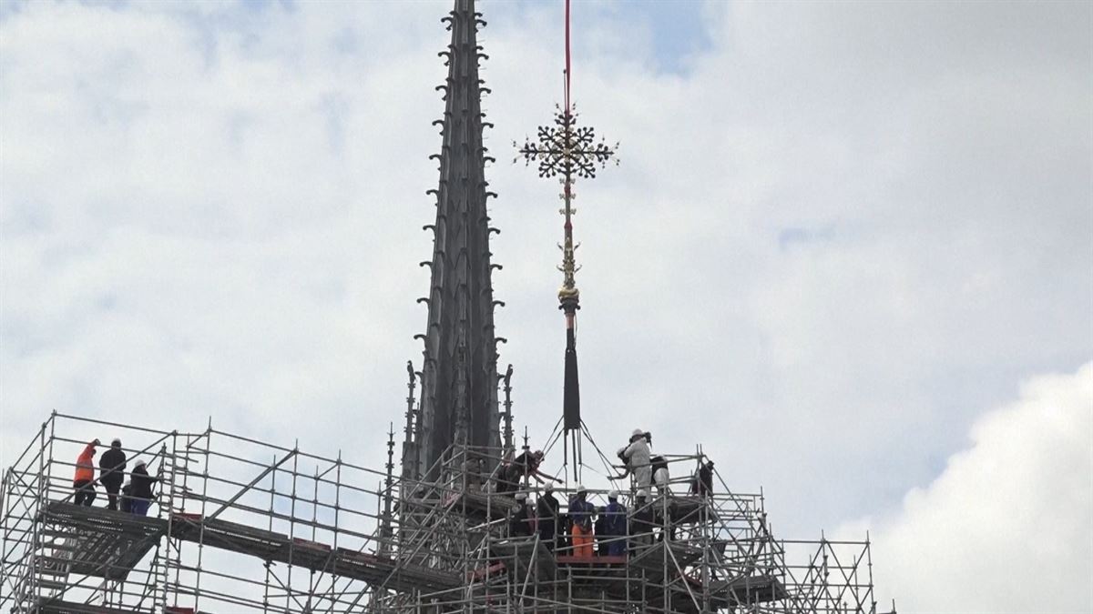Notre Dame, que reabrirá el 8 de diciembre, ya tiene cruz tras el devastador incendio de 2019