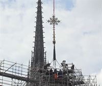 Notre Dame, que reabrirá el próximo 8 de diciembre, ya tiene cruz tras el devastador incendio de 2019