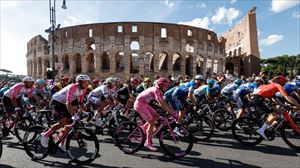 El pelotón del Giro, en Roma. Foto: Efe.