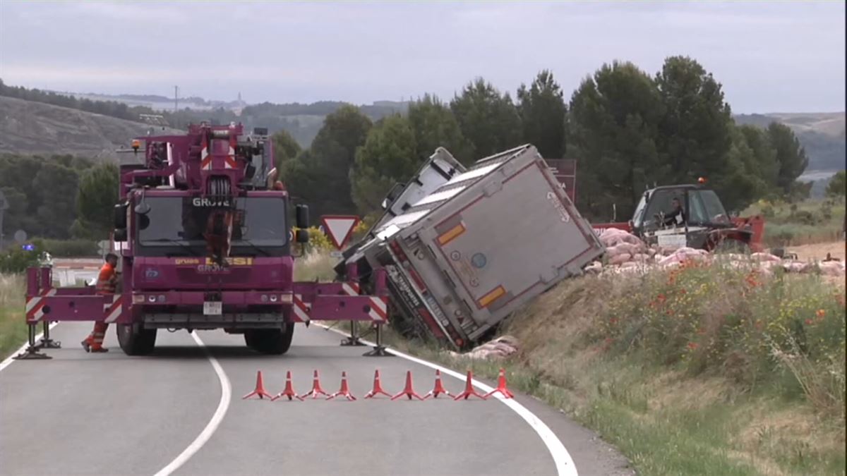 El camión accidentado. Imagen obtenida de un vídeo de EITB Media.