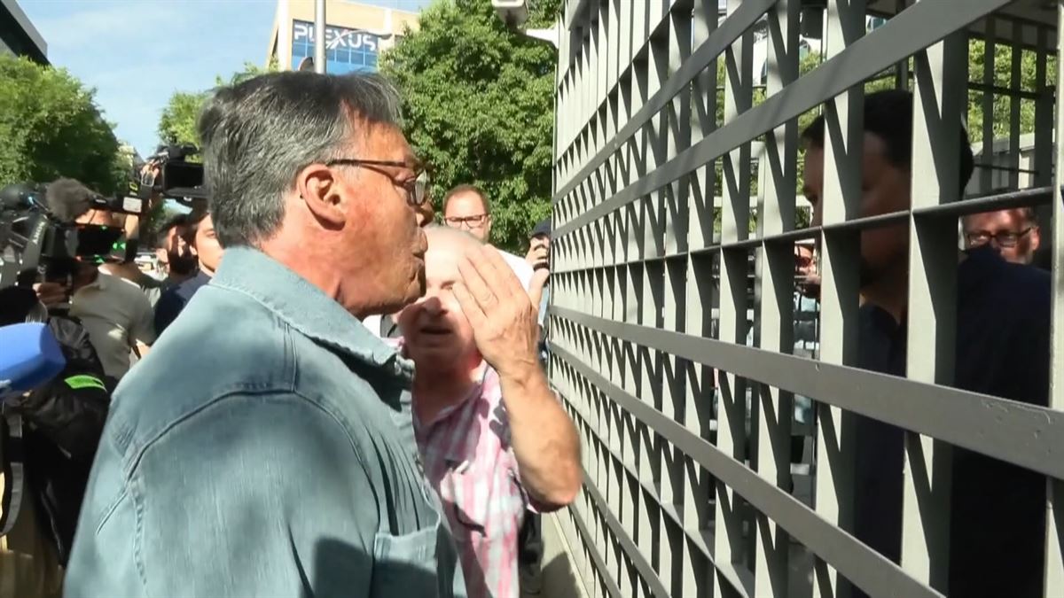 Un hombre insultado a Pablo Iglesias. Imagen obtenida de un vídeo de Agencias.