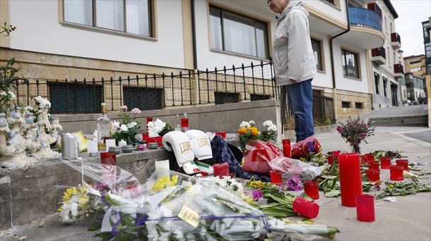 Flores y velas en memoria del joven asesinado en Algorta (Getxo)