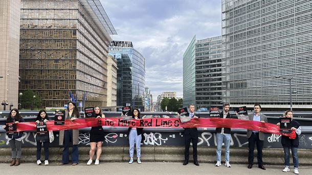 Representantes de organizaciones humanitarias frente a las instituciones comunitarias. Foto: EFE