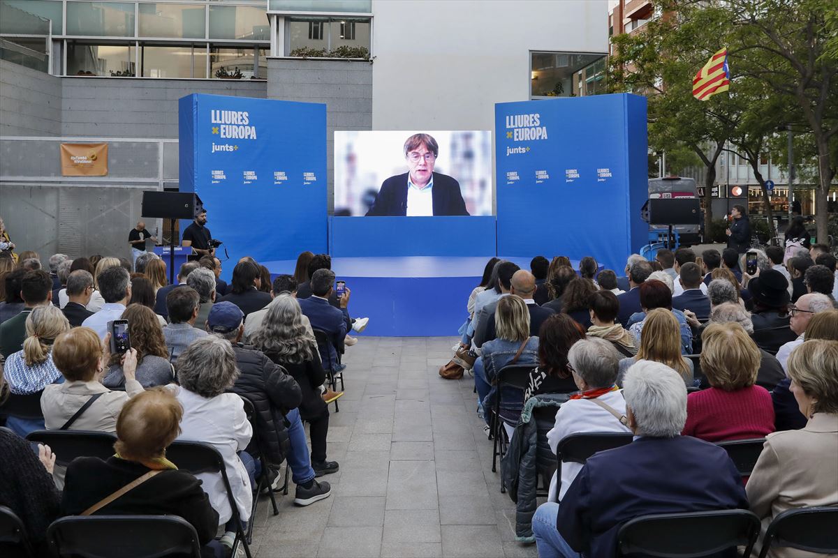 Puigdemont interviene por videoconferencia en un acto de campaña de Junts. Foto: EFE