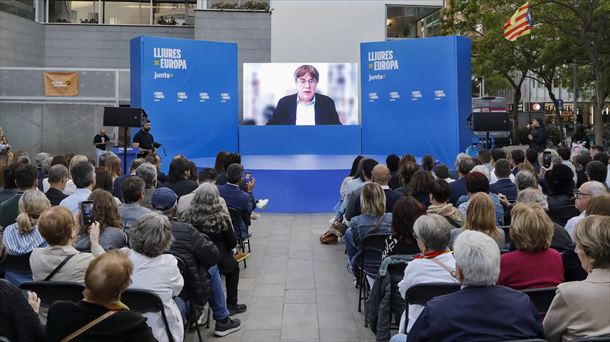 Puigdemont interviene por videoconferencia en un acto de campaña de Junts. Foto: EFE