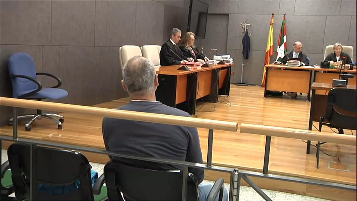 El policía municipal de Bilbao acusado durante la primera sesión del juicio. Imagen: EITB