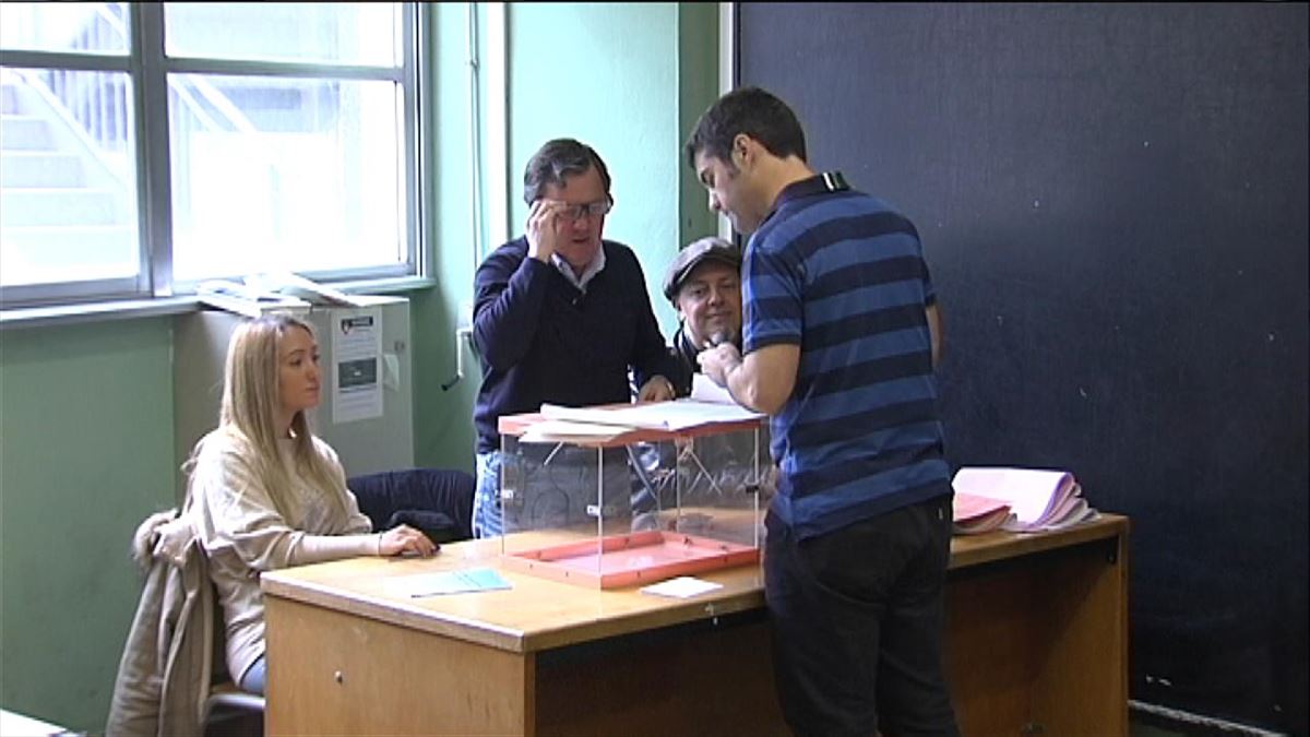 Hombre votando en la mesa electoral