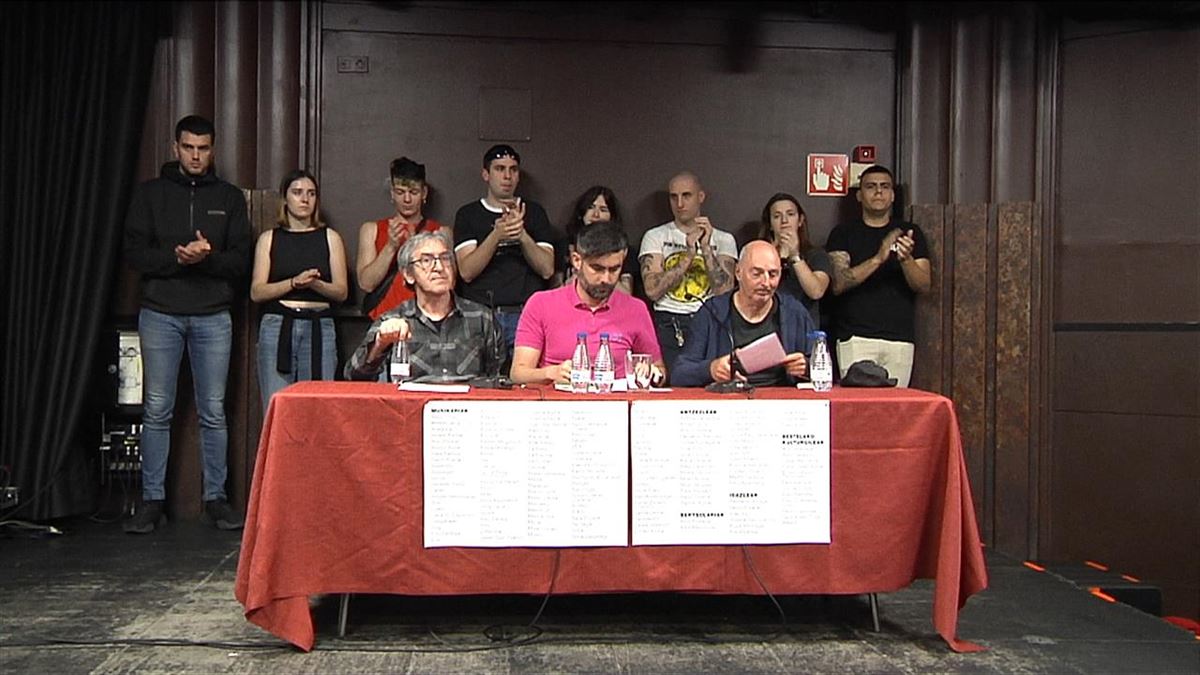 Una representación de los firmantes en el Kafe Antzokia de Bilbao. Imagen: EITB