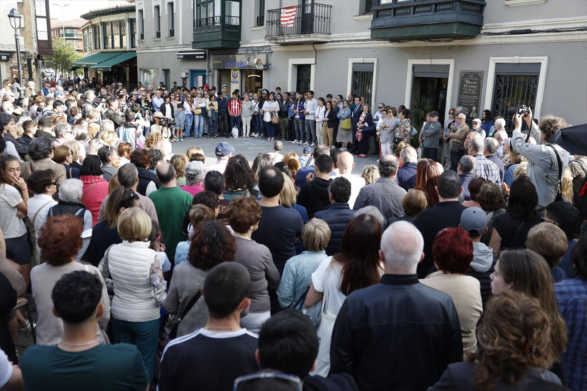 Una concentración silenciosa condena en Algorta la muerte violenta de Juan Felipe García