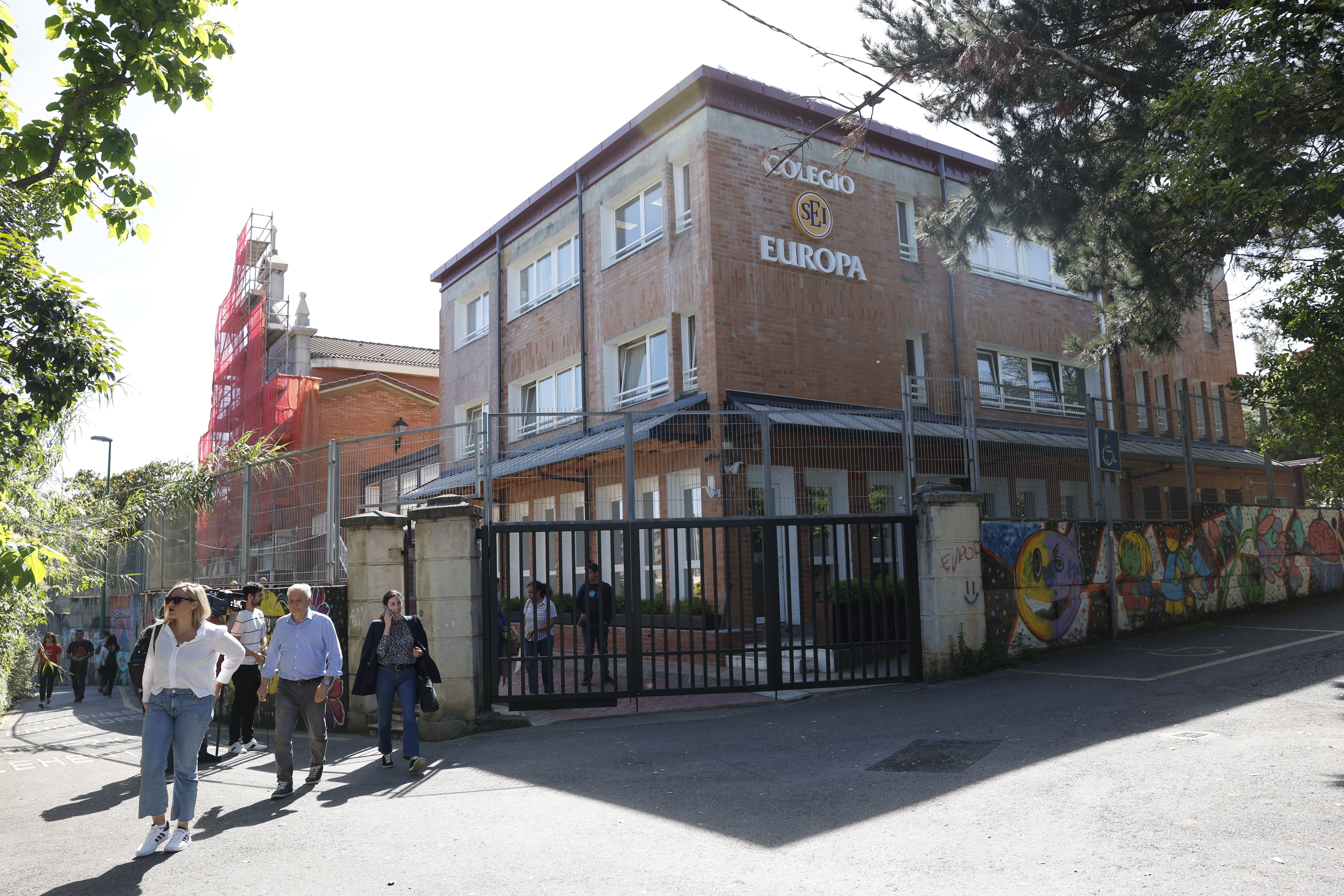 Varias familias salen del colegio al término de la reunión. EFE