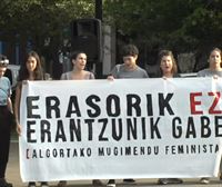 Una concentración denuncia las agresiones sexuales en un colegio de Getxo