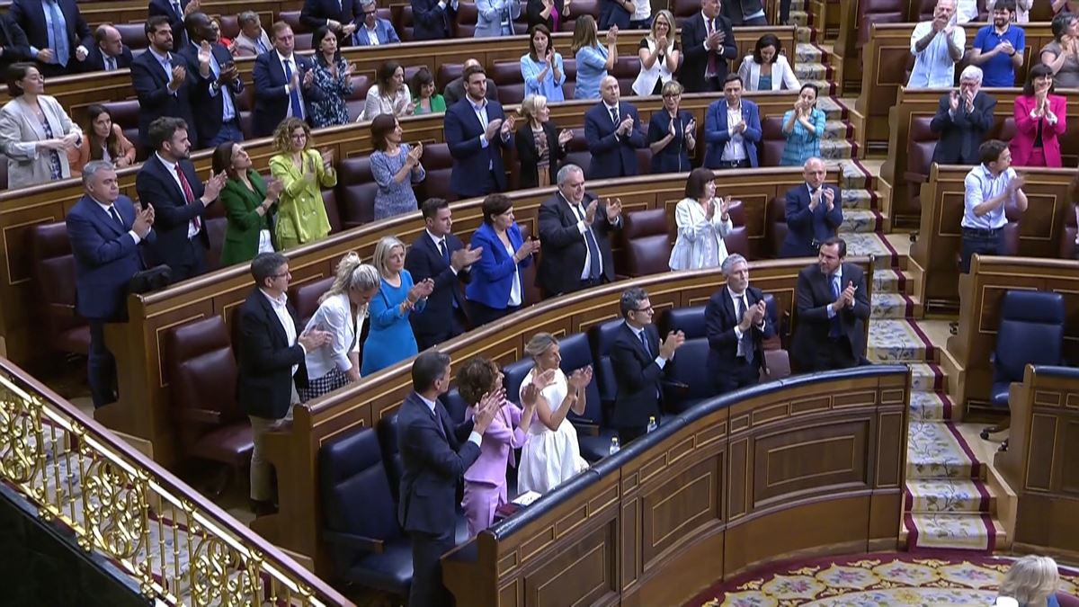 Diputados aplauden el resultado de la votación. 