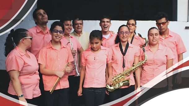 Integrantes del grupo musical Notas de Luz posan con algunos instrumentos