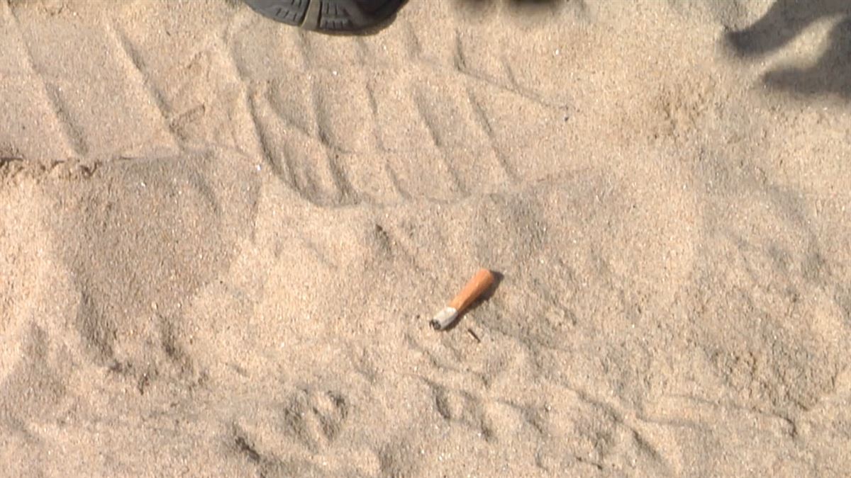 Colilla en la playa. Imagen obtenida de un vídeo de EITB Media.