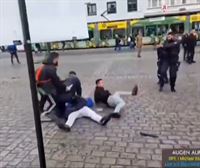 Labanaz armatutako gizon batek sei pertsona zauritu ditu Islamaren aurkako ekitaldi batean, Alemanian