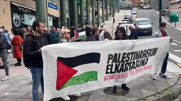 Concentración este viernes en Galdakao (Bizkaia). Imagen: Gernika-Palestina herri ekimena