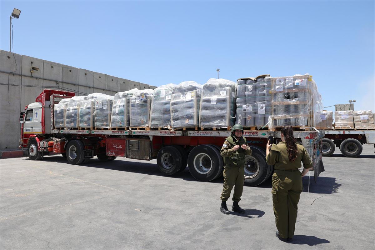 Ayuda humanitaria en el paso de Karem Shalom. EFE. 