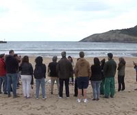 Una charla a pie de playa en Plentzia explica cómo hay que actuar ante un varamiento