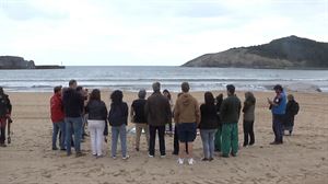 Plentzian egin den ikastaroan, itsas espezie bat ur-ertzean agertzean nola jokatu behar den azaldu dute