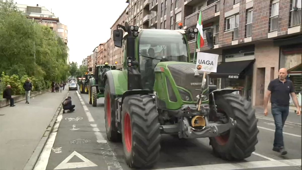 Centenares de personas y unos cincuenta tractores se manifiestan por las calles de Vitoria-Gasteiz