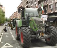 Ehunka lagun eta 50 bat traktore atera dira kalera Gasteizen, protesta egitera