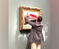 Ekintzaile ekologista bat atxilotu dute Parisen Moneten obra batean poster bat jartzeagatik