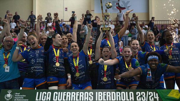 Las jugadoras del Bera Bera alzan el título de Liga. Foto: EFE
