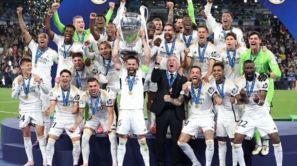 Nacho levanta la Champions al cielo de Wembley. Foto: EFE
