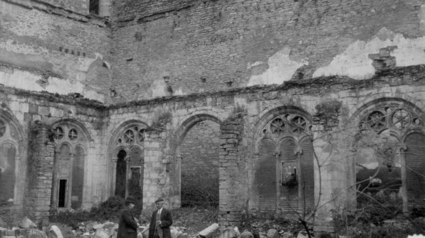 Claustro en ruinas del antiguo convento de Santo Domingo en Vitoria