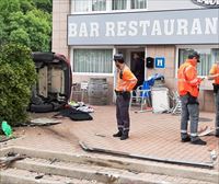 Un conductor bebido se sale de la vía y atropella a dos mujeres que se encontraban en una terraza en Irurtzun