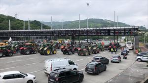 Agricultores y ganaderos de Euskal Herria bloquean la circulación en la AP-8 en la muga, en ambos sentidos