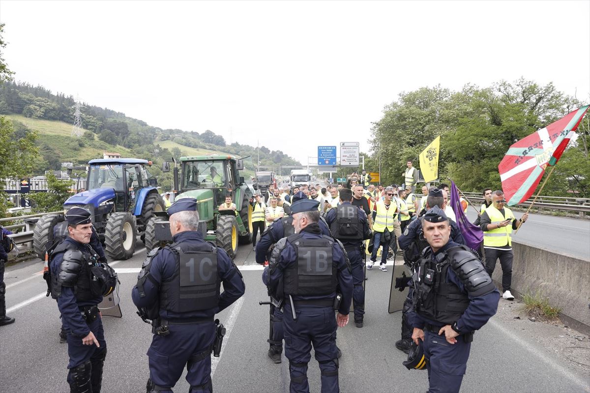 Decenas de tractores bloquean la frontera de Biriatu en ambos sentidos