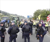 Dozenaka traktorek Biriatuko muga blokeatzen dute bi noranzkoetan