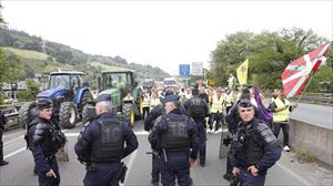 Los agricultores mantendrán bloqueda la circulación en la AP-8 en la muga hasta las 10:00 horas del martes