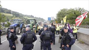 Agricultores y ganaderos de Euskal Herria bloquean la circulación en la AP-8 en la muga, en ambos sentidos