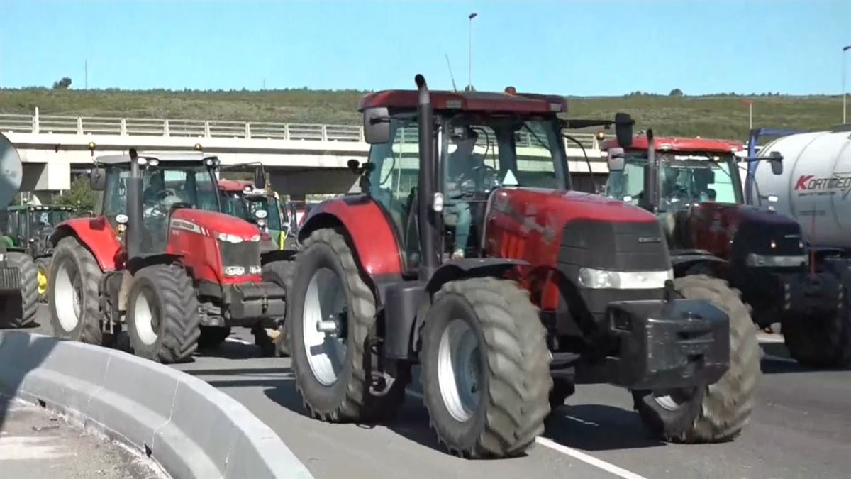 Los agricultores y ganaderos bloquean también el paso fronterizo de La Junquera-Le Boulou (Girona)
