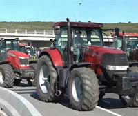 Los agricultores y ganaderos bloquean también el paso fronterizo de La Junquera-Le Boulou (Girona)