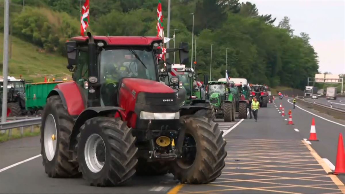 Tractores abandonan la frontera. Imagen obtenida de un vídeo de EITB Media. 