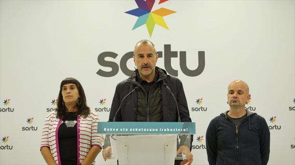 El abogado Aiert Larrarte, junto a miembros de Sortu Haimar Altuna y Oihana San Vicente. Foto: Sortu