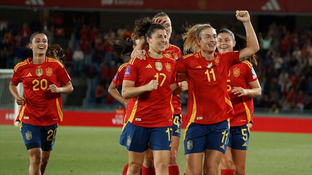 Lucía García, autora del tercer gol, celebra el tanto con sus compañeras. EFE