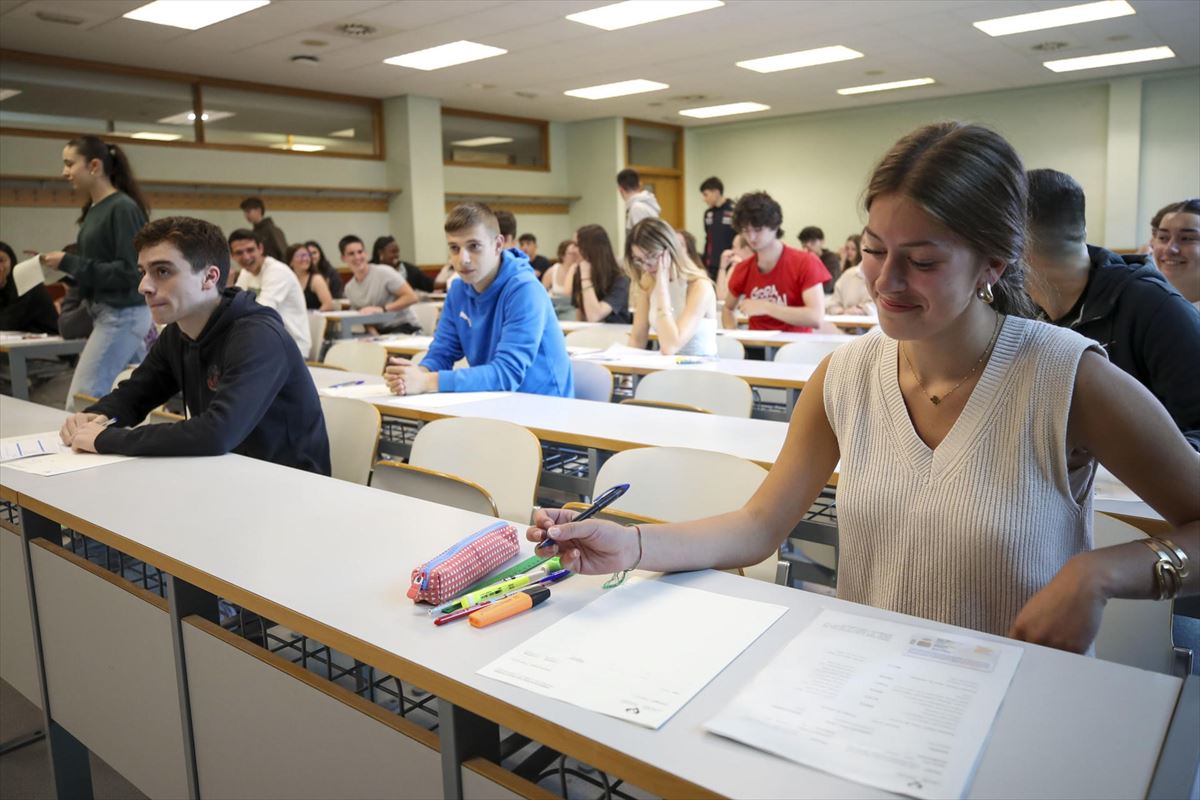 Estudiantes en la prueba de selectividad. Foto: EFE