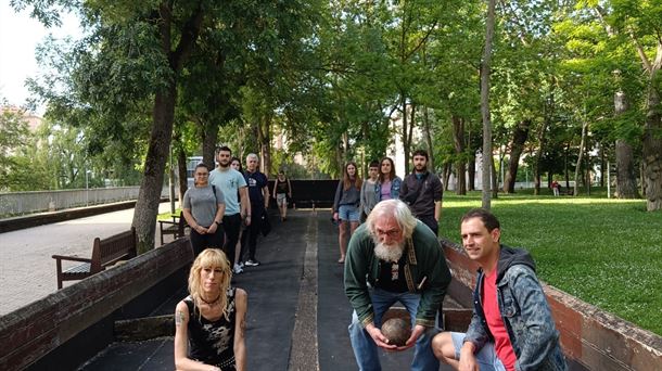 Colectivos de Judimendi exigen al Ayuntamiento de Gasteiz que repare la bolera alavesa del barrio