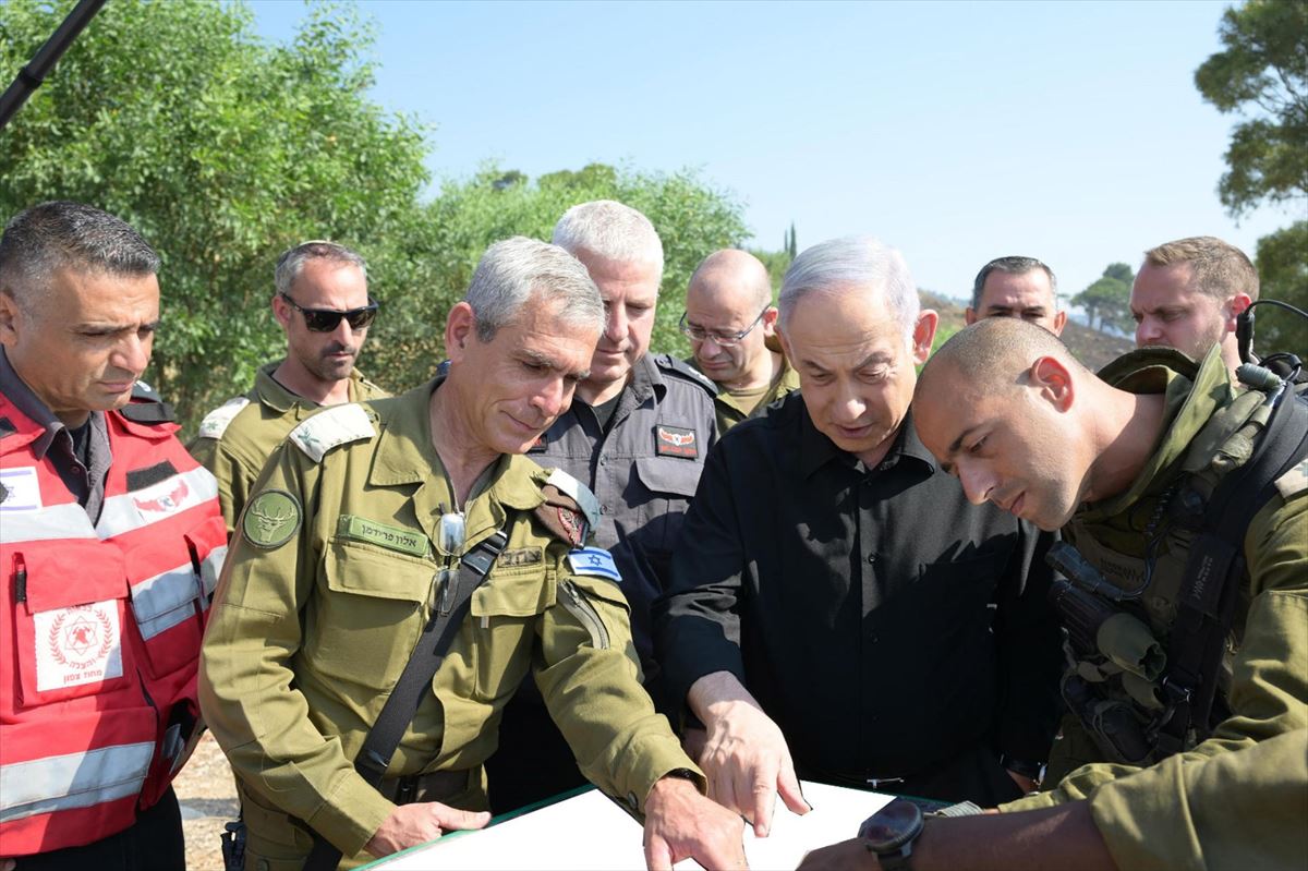 Netanyahu, en una vista a las tropas apostadas en la frontera con Líbano. Foto: EFE