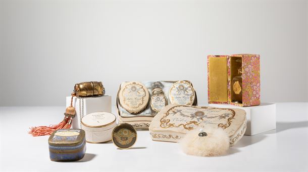 Polveras y frascos de perfume expuestos en el Museo cristóbal Balenciaga