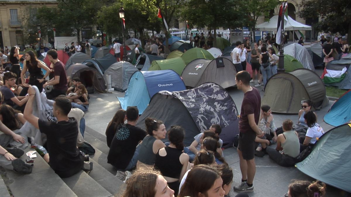 Jóvenes acampados en la plaza del Buen Pastor, en Donostia-San Sebastián. Imagen: EITB