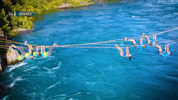 Juego de resistencia de aguantar colgados de pies y manos